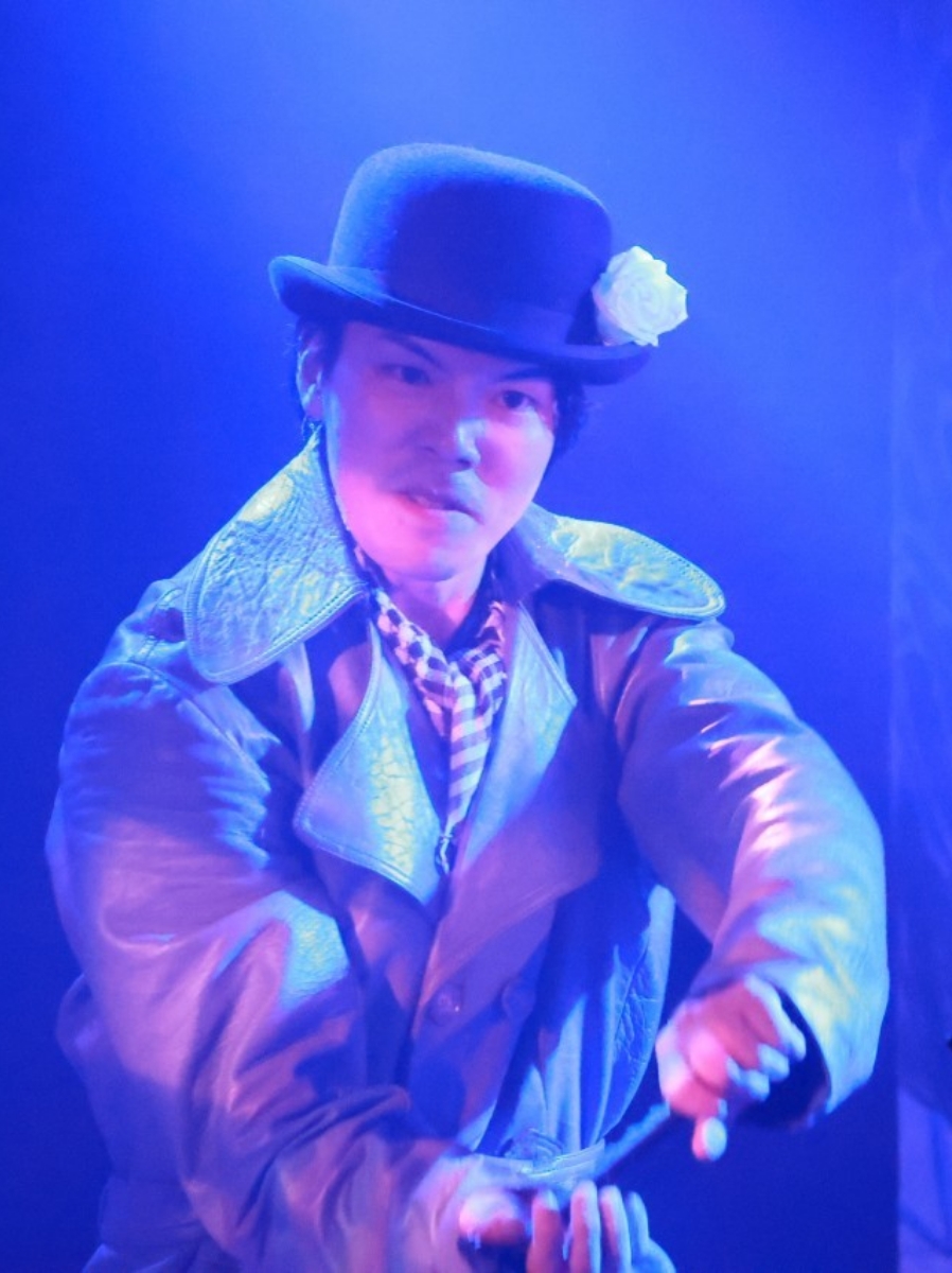 感情を演じる のではなく、 生きる瞬間を創る。